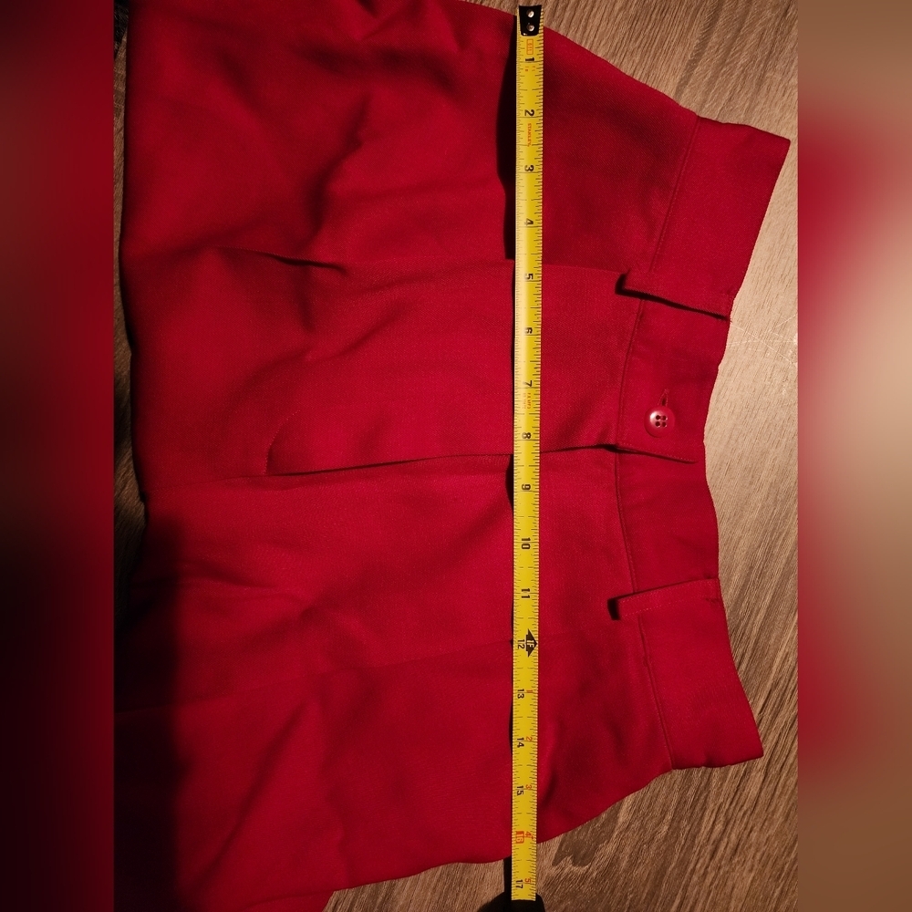 Red Preview Collection, 100% wool shorts. Size 4 - Picture 6 of 9
